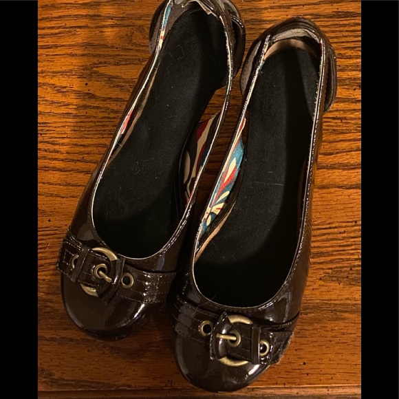 Brown w/buckle patent leather kitten heels. Size 6 1/2 - Picture 2 of 6